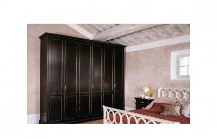 ארון עץ שחור עם דלתות 