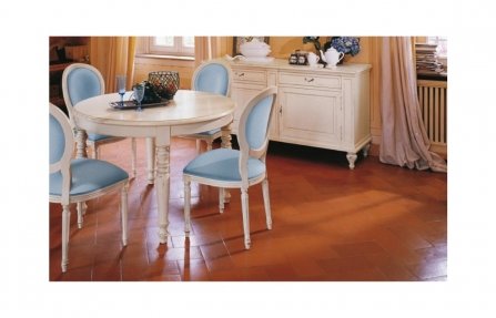 כסא תכלת מרופד לפינת האוכל