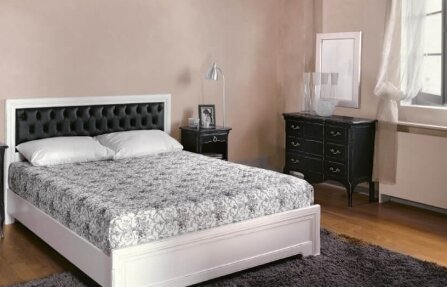 מיטה מעוצבת לבנה