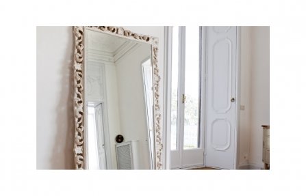 מראה מעוטרת