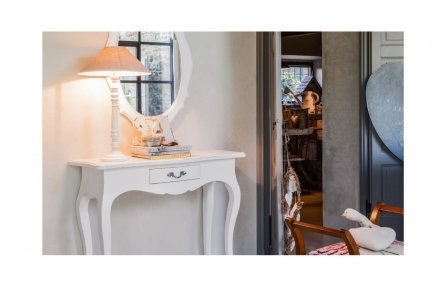 מראת קיר לבנה