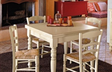 פינת אוכל קטנה מעוצבת