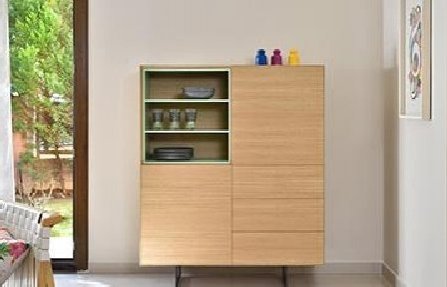 שידת מעץ עם רגליים Cosy highboard